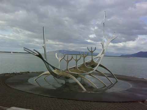 Il viaggiatore solare (Sólfar) di Jón Gunnar Árnason sul lungomare a Reykjavik